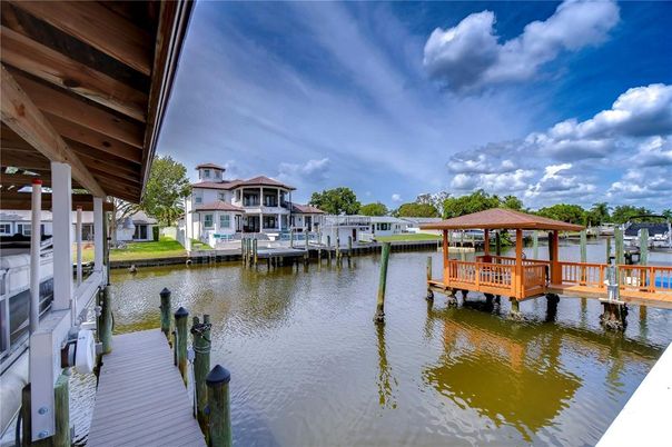 Exterior, Lake