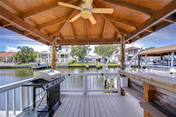 Exterior, Lake