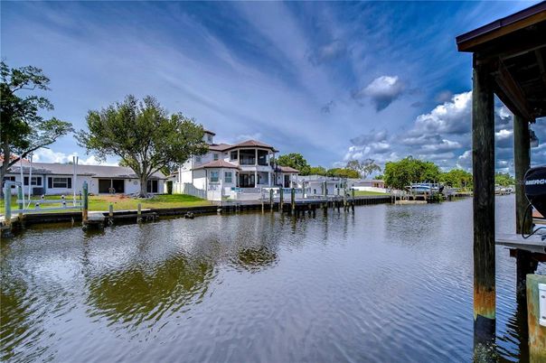 Exterior, Lake