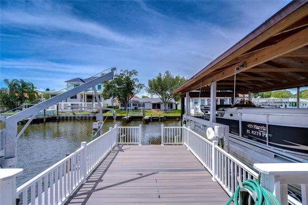 Exterior, Lake