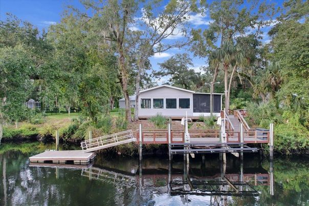 Exterior, Lake