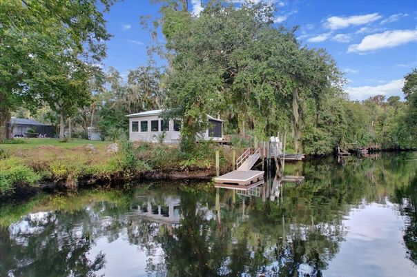 Exterior, Lake
