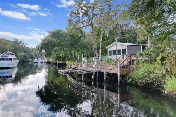 Exterior, Lake