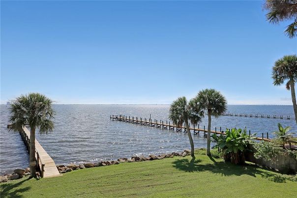 Exterior, Lake