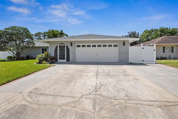 Attached, Exterior, Facade, Ranch