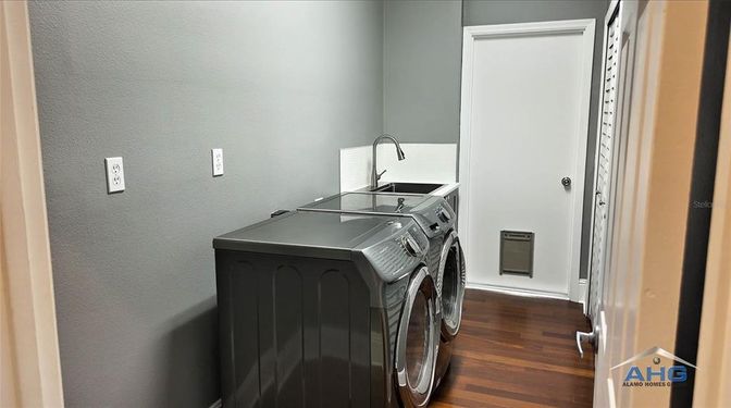 Interior, Washer, Wood Texture Flooring