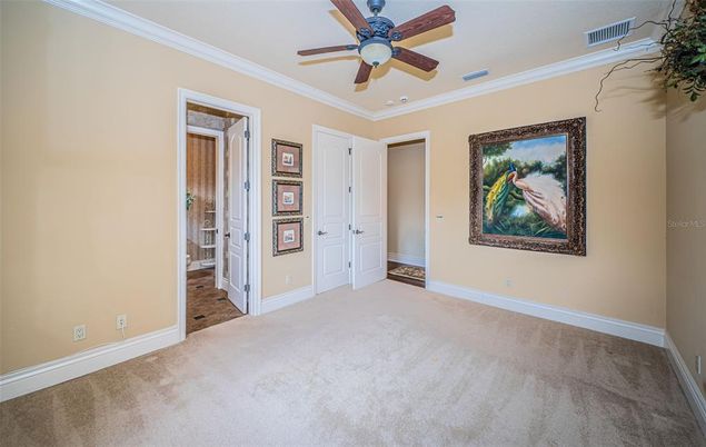 Empty room, Interior