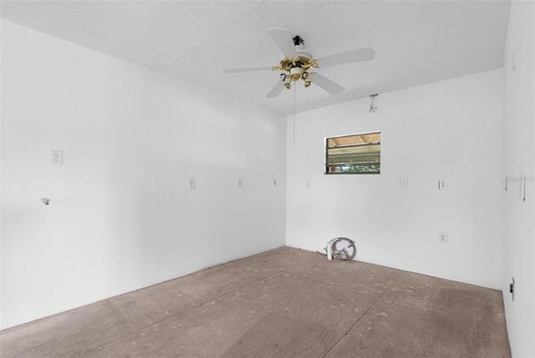 Empty room, Interior