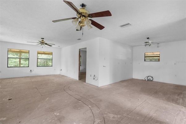 Empty room, Interior