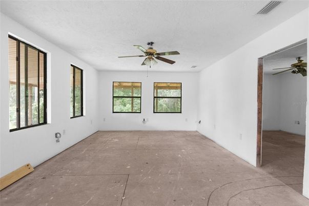 Empty room, Interior