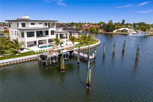 Exterior, Lake