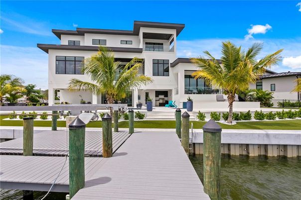 Exterior, Lake