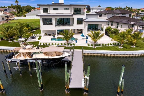 Exterior, Lake