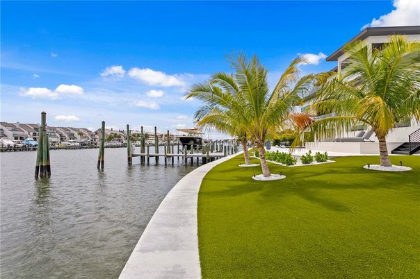 Exterior, Lake