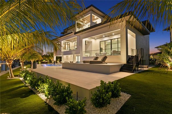 Backyard, Exterior, Facade, Modern