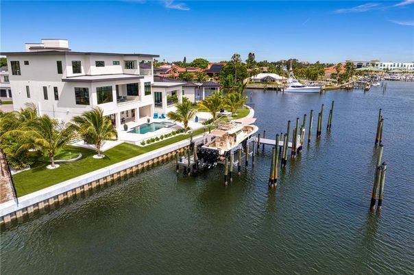 Exterior, Lake