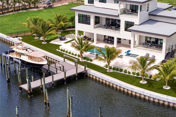 Exterior, Lake