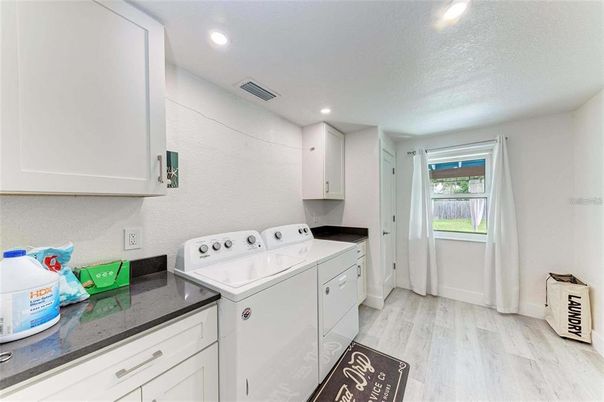 Interior, Recessed Lighting, Washer, Wood Texture Flooring