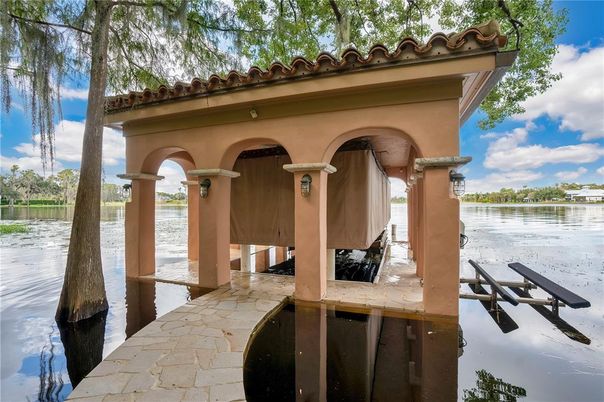 Exterior, Lake