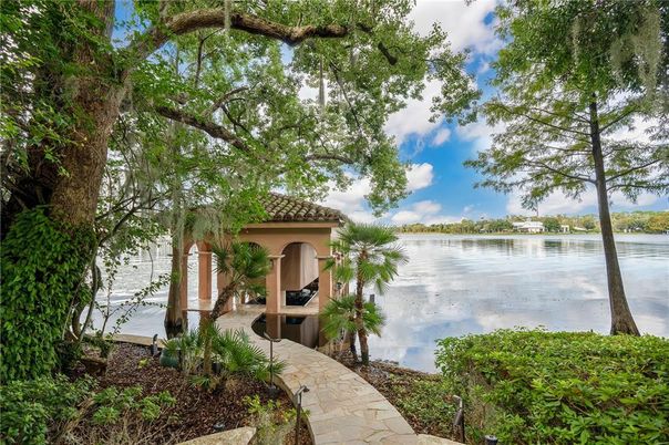 Exterior, Lake