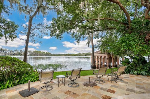 Exterior, Lake
