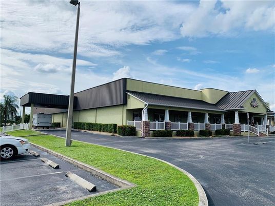 Exterior, Facade, Ranch