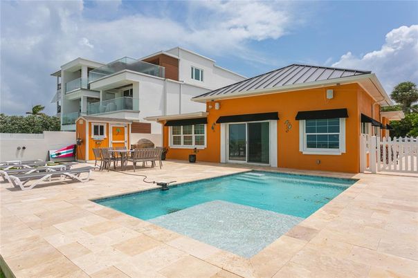 Exterior, Pool