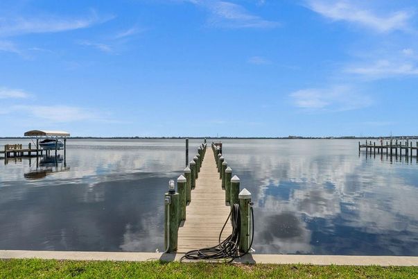 Exterior, Lake