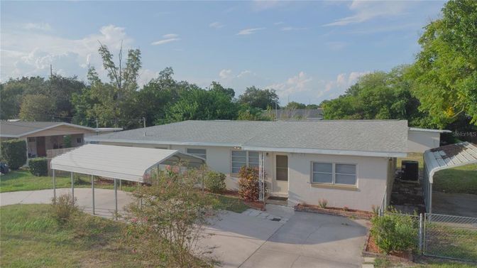 Exterior, Facade, Ranch