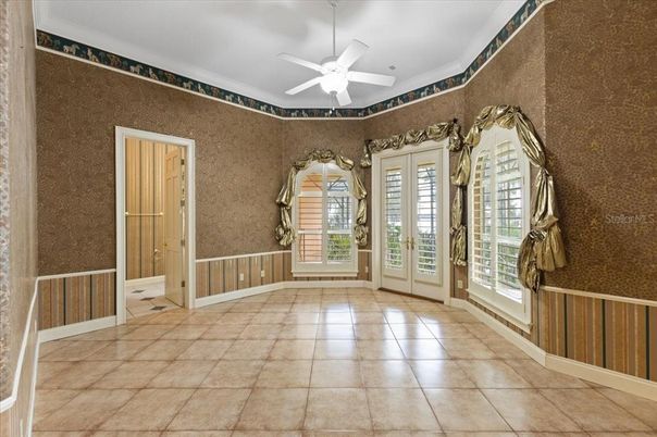 Empty room, Interior