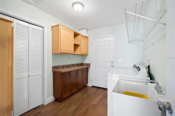 Interior, Utility Closets, Washer, Wood Texture Flooring