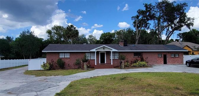 Exterior, Facade, Brick Facade, Ranch