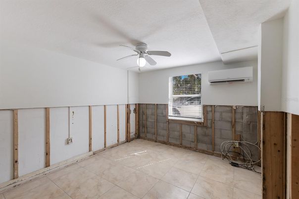 Empty room, Interior