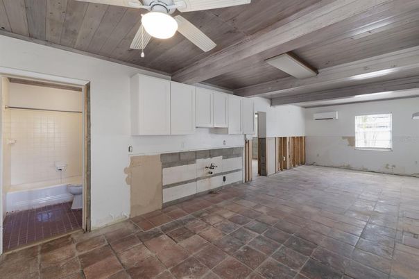 Empty room, Interior, Wooden Ceilings