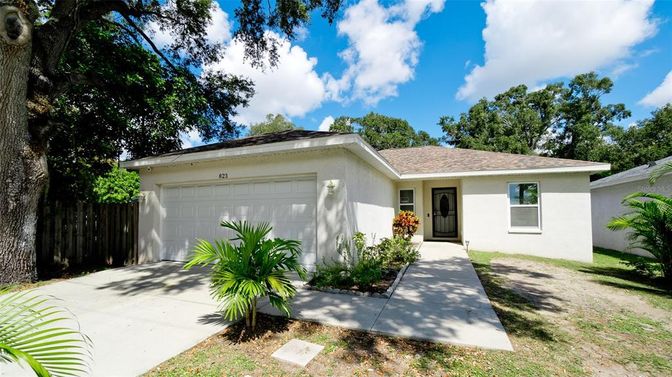 Attached, Exterior, Facade, Ranch