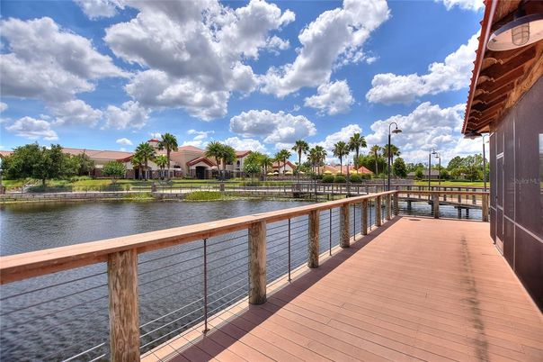 Exterior, Lake
