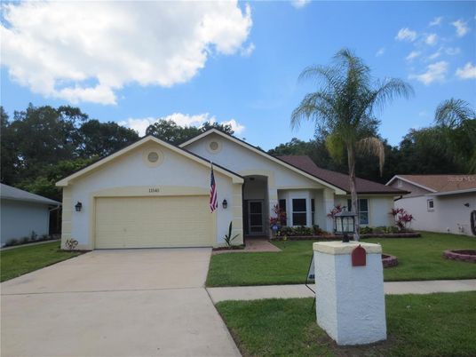Attached, Exterior, Facade, Ranch
