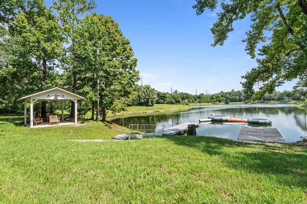 Exterior, Lake