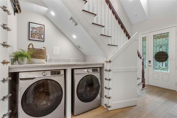 Interior, Recessed Lighting, Washer, Wood Texture Flooring
