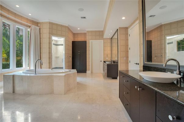 Bathroom, Dual Sink Vanities, Interior, Recessed Lighting