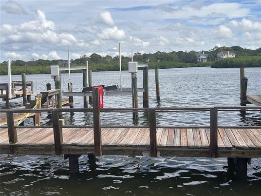 Exterior, Lake