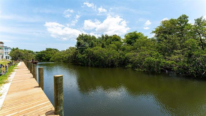 Exterior, Lake