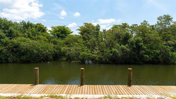 Exterior, Lake