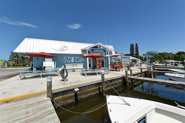 Exterior, Lake