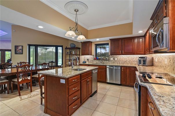 Dining room, Interior, Kitchen, Pendant Lights, Recessed Lighting, Stainless Steel Appliances