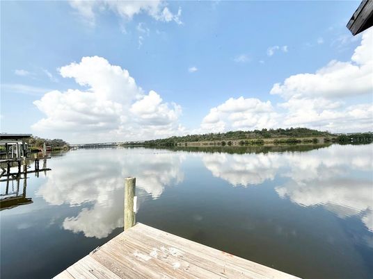 Exterior, Lake