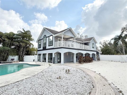 Exterior, Facade, Pool, Farmhouse