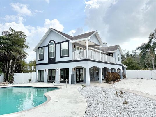 Exterior, Facade, Pool, Farmhouse