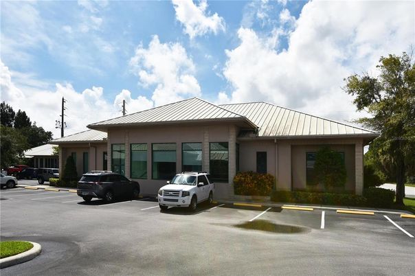 Exterior, Facade, Ranch