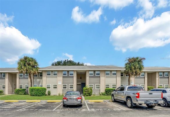 Exterior, Facade, Ranch